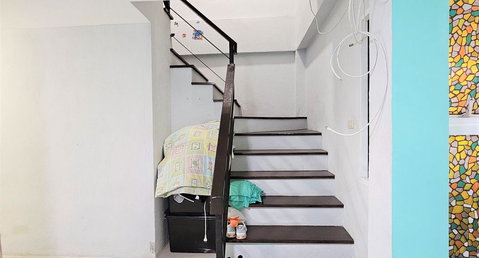 For sale 4 bedrooms townhouse in Mueang Samut Sakhon, Samut Sakhon