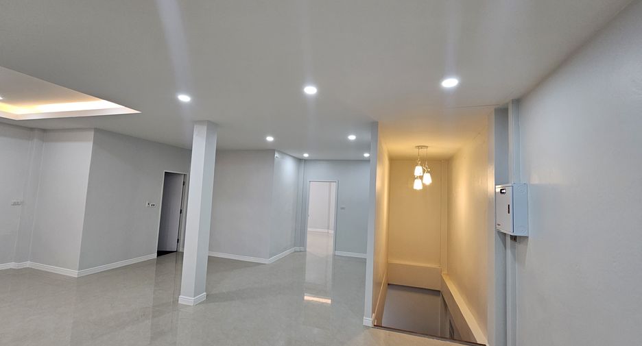 For sale 4 bedrooms house in Mueang Sakon Nakhon, Sakon Nakhon