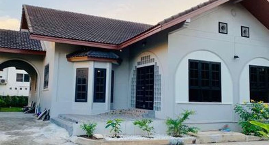 Casa en alquiler de 3 habitaciones en Lam Luk Ka, Pathum Thani