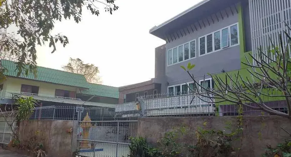 Haus zum Kauf mit 10 Zimmer in Mueang Lampang, Lampang