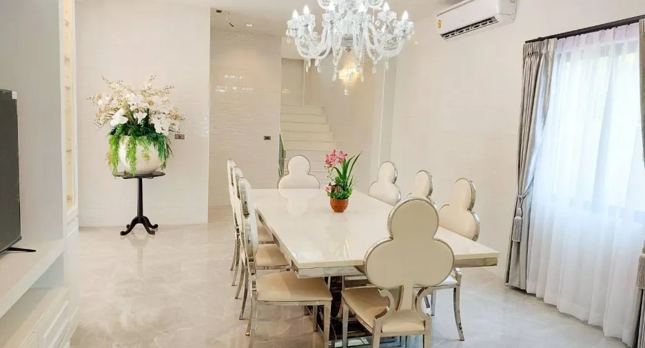 For rent 5 bedrooms villa in Mueang Chon Buri, Chonburi