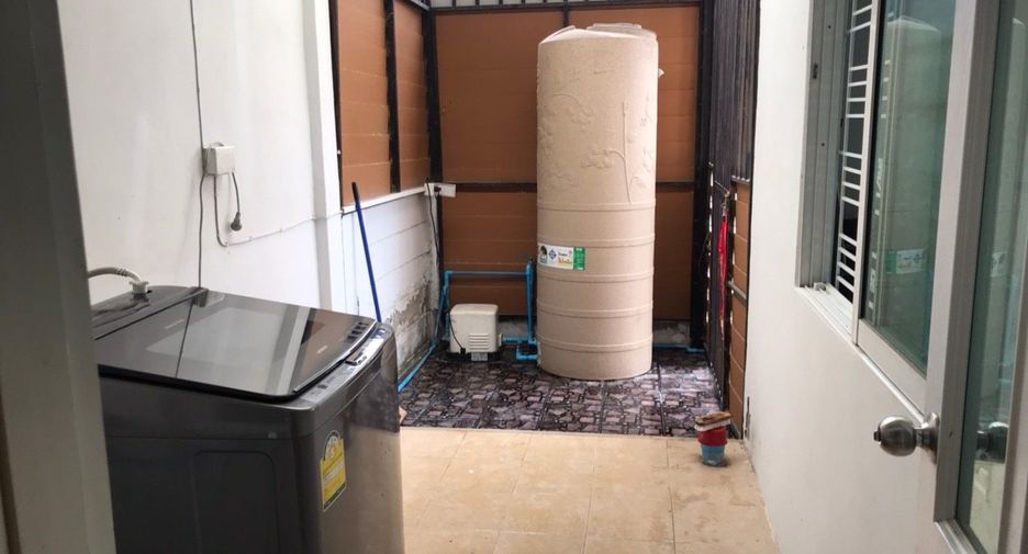For sale 4 bedrooms townhouse in Mueang Samut Sakhon, Samut Sakhon
