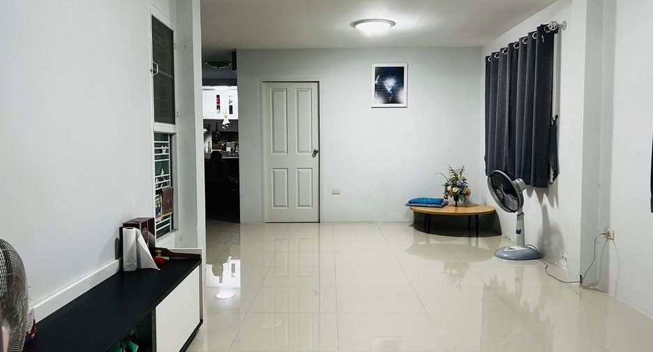 For sale 4 bedrooms townhouse in Mueang Samut Sakhon, Samut Sakhon
