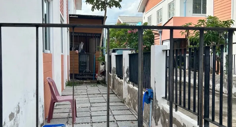 For sale 4 bedrooms townhouse in Mueang Samut Sakhon, Samut Sakhon