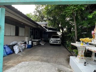 出售 土地 在 Phra Khanong, 曼谷