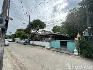 出售 土地 在 Phra Khanong, 曼谷