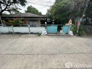出售 土地 在 Phra Khanong, 曼谷