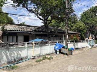 出售 土地 在 Phra Khanong, 曼谷