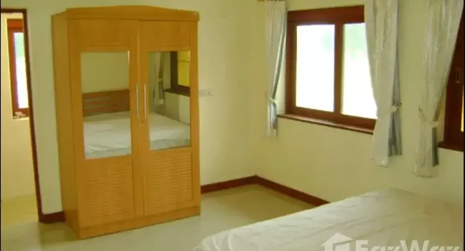 À vendre 4 chambres maison à Huai Rat, Buriram