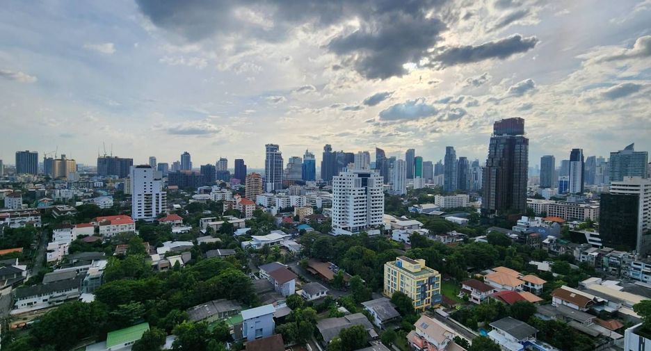 For sale 3 bedrooms condo in Watthana, Bangkok