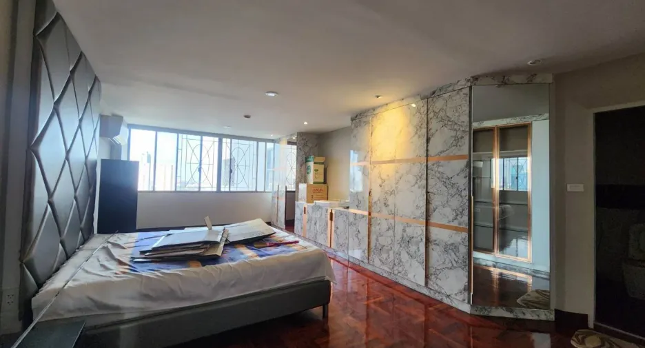 For sale 3 bedrooms condo in Watthana, Bangkok