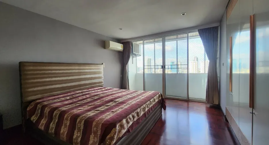 For sale 3 bedrooms condo in Watthana, Bangkok