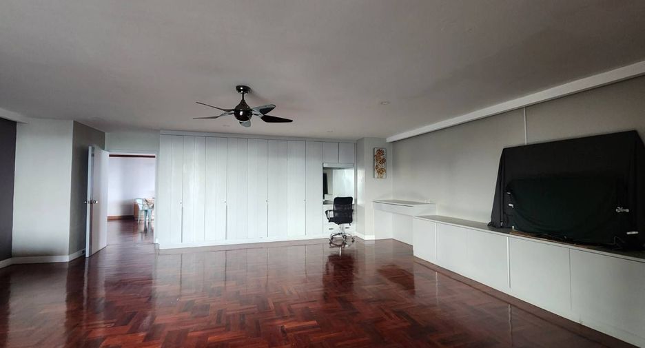 For sale 3 bedrooms condo in Watthana, Bangkok