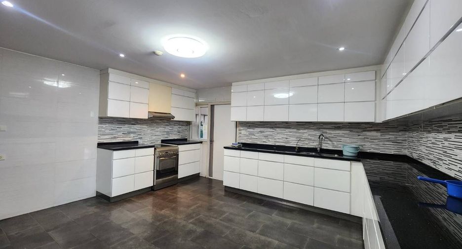 For sale 3 bedrooms condo in Watthana, Bangkok