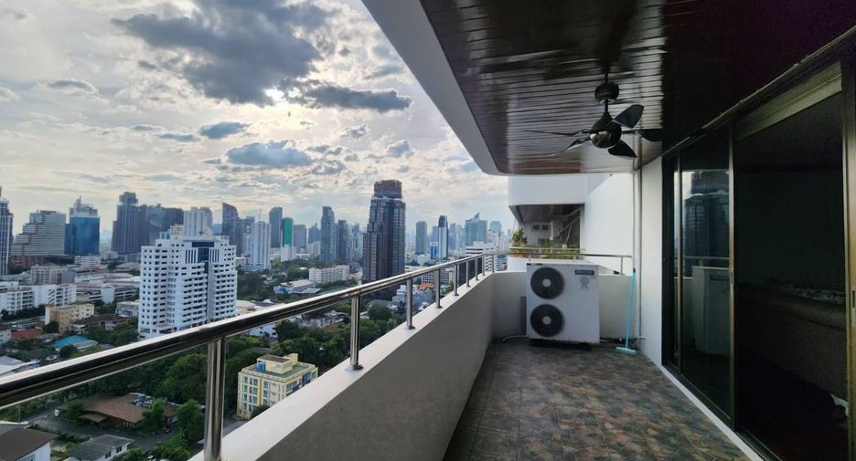 For sale 3 bedrooms condo in Watthana, Bangkok
