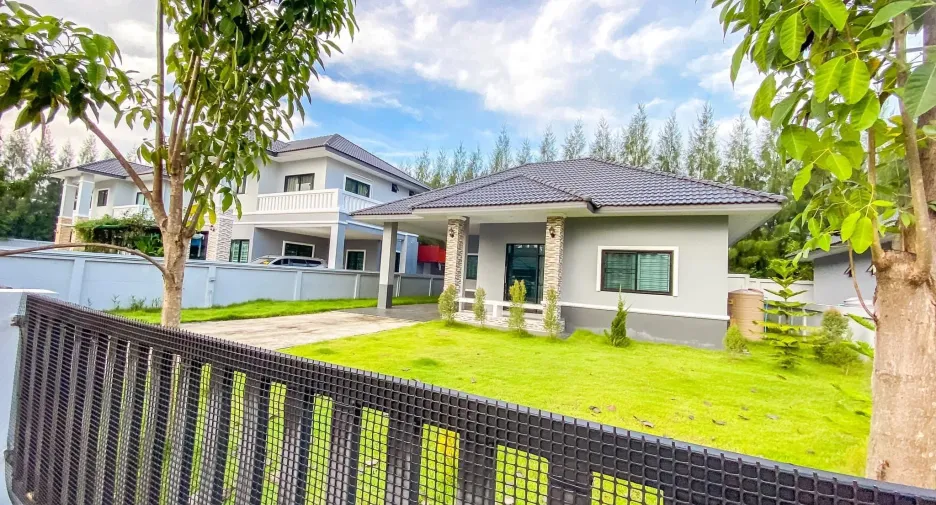 For sale 3 bedrooms house in Phatthana Nikhom, Lopburi