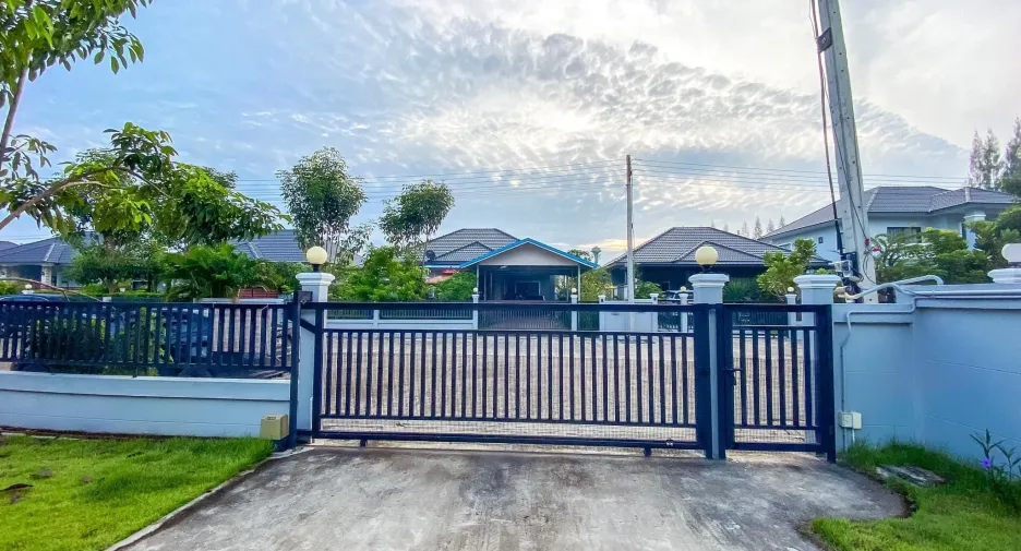 For sale 3 bedrooms house in Phatthana Nikhom, Lopburi
