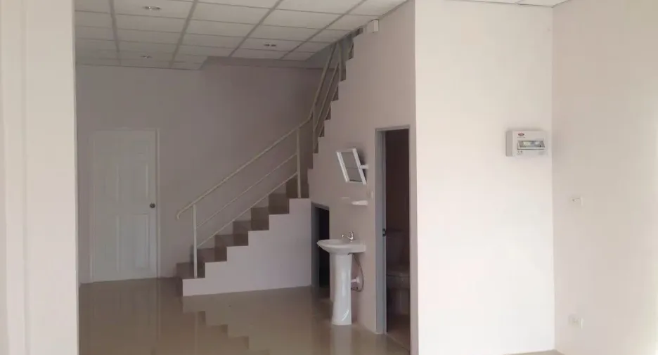 Casa adosada en venta de 3 habitaciones en Mueang Rayong, Rayong