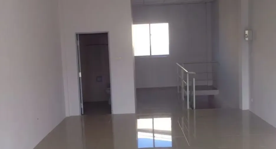 Casa adosada en venta de 3 habitaciones en Mueang Rayong, Rayong