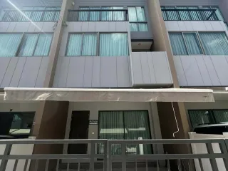 For sale 2 ベッドルーム townhouse in Saphan Sung, Bangkok