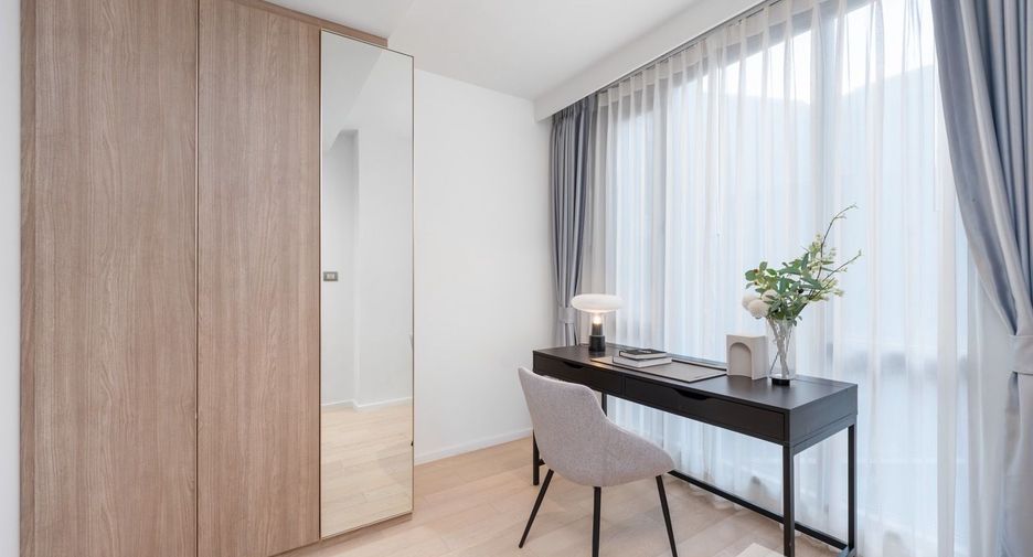 For sale 3 bedrooms condo in Khlong Toei, Bangkok