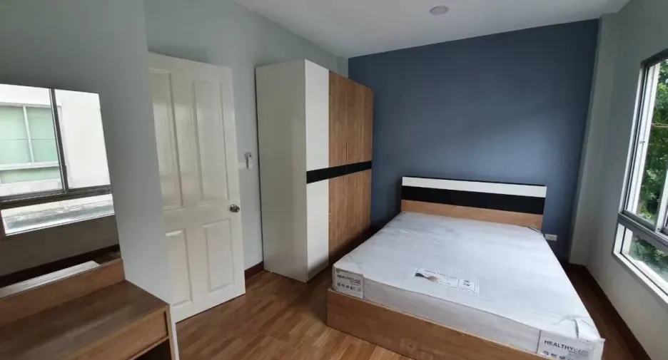 For sale 3 bedrooms townhouse in Bang Kapi, Bangkok