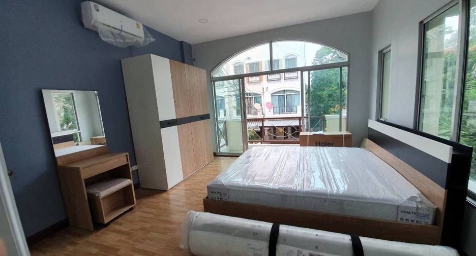 For sale 3 bedrooms townhouse in Bang Kapi, Bangkok