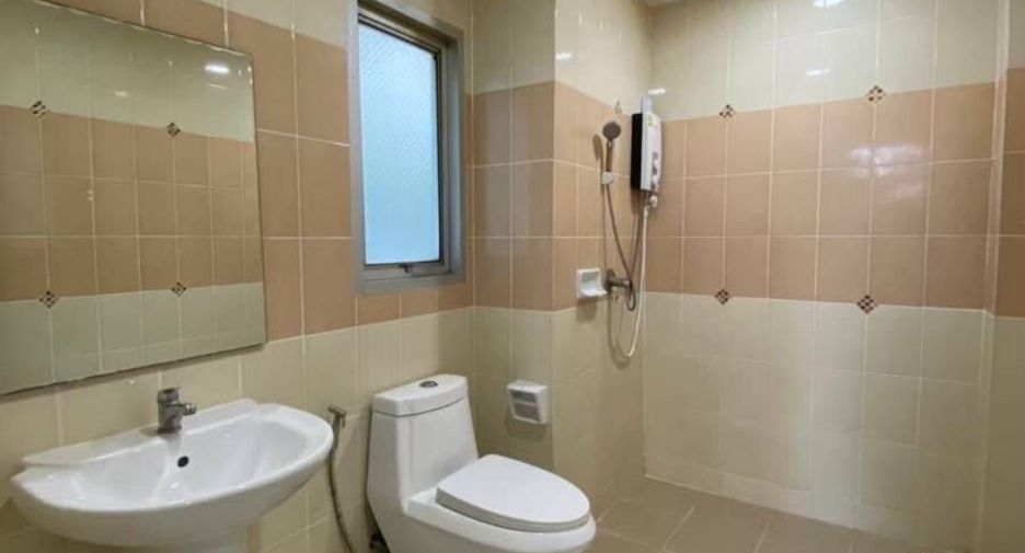 For sale 3 bedrooms townhouse in Bang Kapi, Bangkok