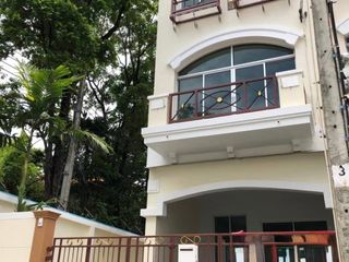 For sale 3 bedrooms townhouse in Bang Kapi, Bangkok