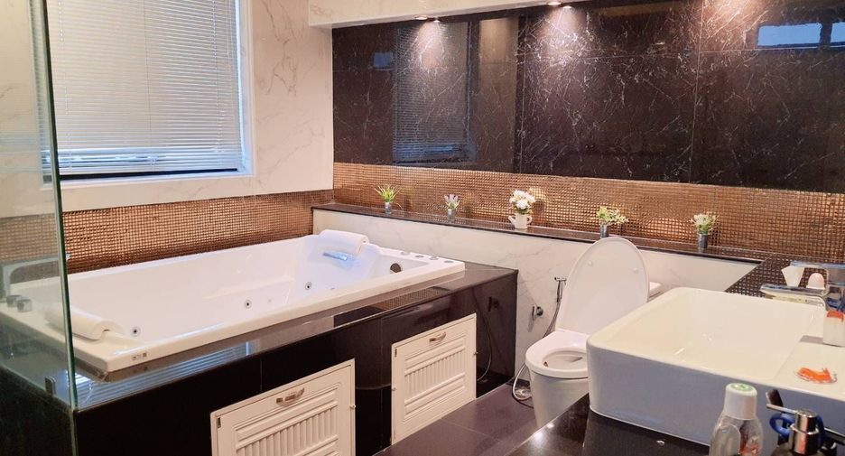 For sale 6 bedrooms house in Mueang Phitsanulok, Phitsanulok