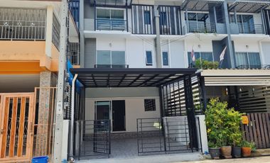 À vendre 3 chambres maison de ville à Bang Khun Thian, Bangkok