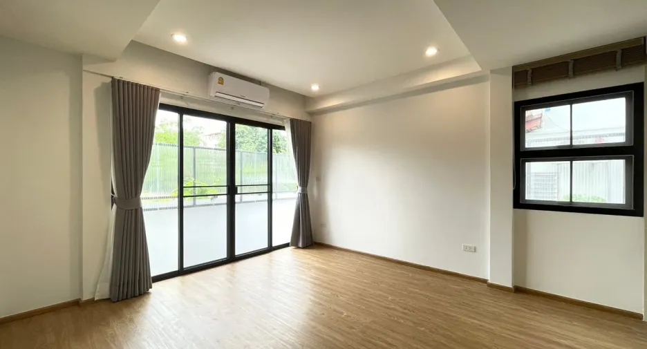 For sale 3 bedrooms house in Huai Khwang, Bangkok