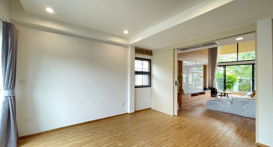 For sale 3 bedrooms house in Huai Khwang, Bangkok