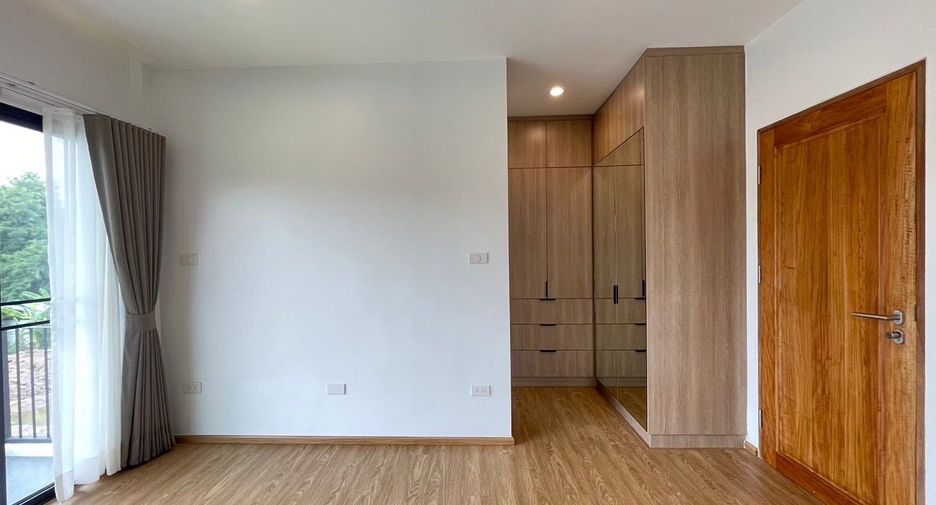 For sale 3 bedrooms house in Huai Khwang, Bangkok