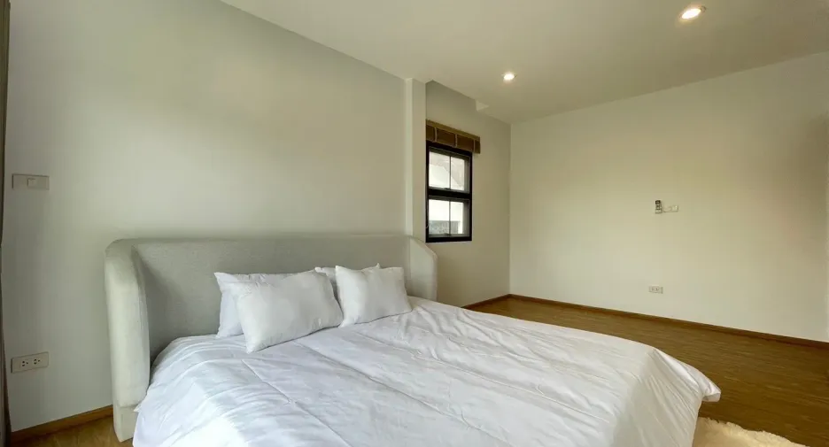 For sale 3 bedrooms house in Huai Khwang, Bangkok