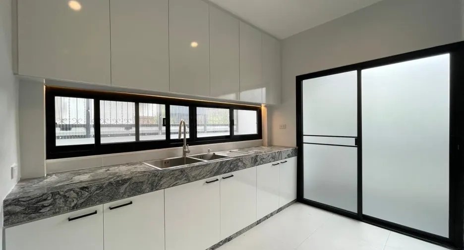 For sale 3 bedrooms house in Huai Khwang, Bangkok
