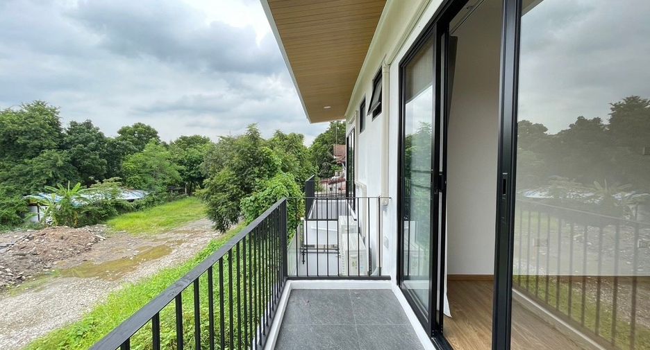 For sale 3 bedrooms house in Huai Khwang, Bangkok
