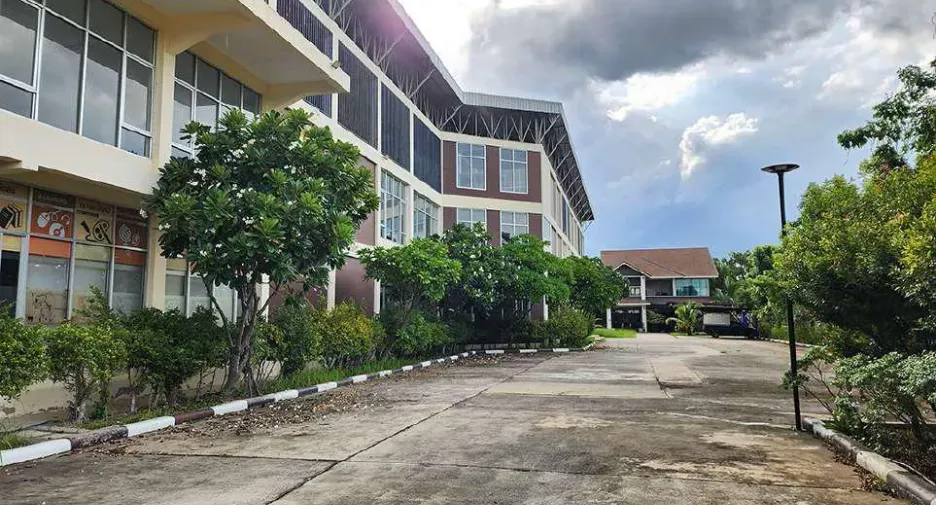 出售 5 卧室 独立屋 在 Mueang Surin, Surin