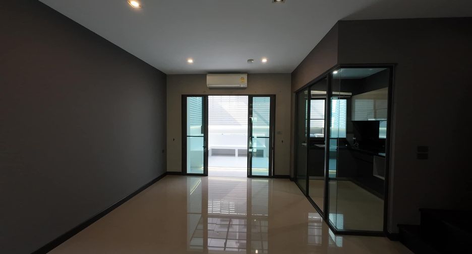 For sale 3 ベッドルーム townhouse in Lat Phrao, Bangkok