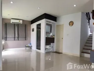 Casa adosada en venta de 3 habitaciones en Phra Nakhon Si Ayutthaya, Phra Nakhon Si Ayutthaya