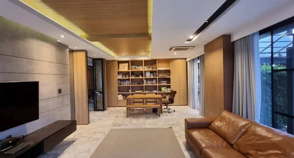 Casa en venta de 5 habitaciones en Krathum Baen, Samut Sakhon