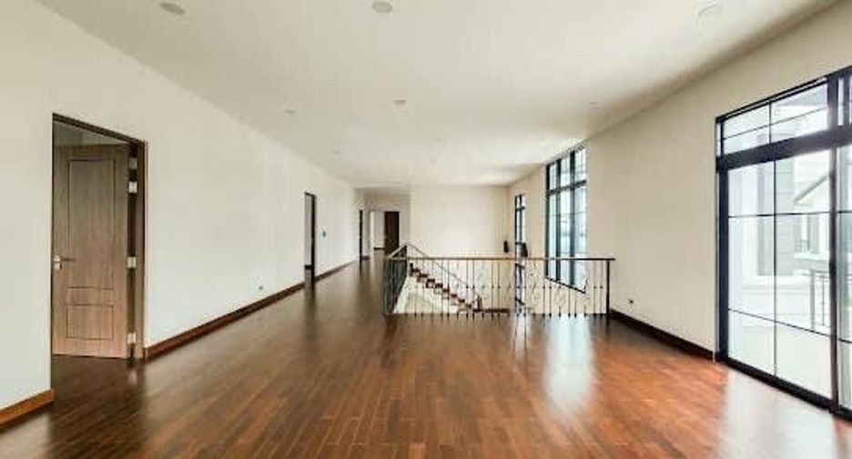 For sale 5 bedrooms house in Thawi Watthana, Bangkok