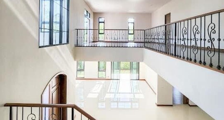 For sale 5 bedrooms house in Thawi Watthana, Bangkok