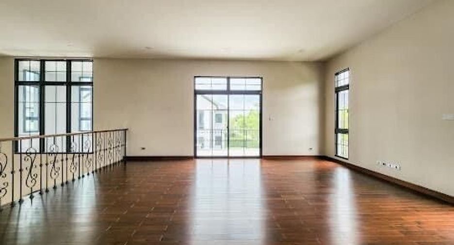 For sale 5 bedrooms house in Thawi Watthana, Bangkok