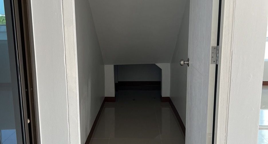 For sale 5 bedrooms house in Mueang Samut Prakan, Samut Prakan