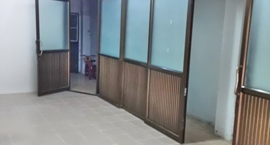 For sale 3 bedrooms retail Space in Mueang Lampang, Lampang