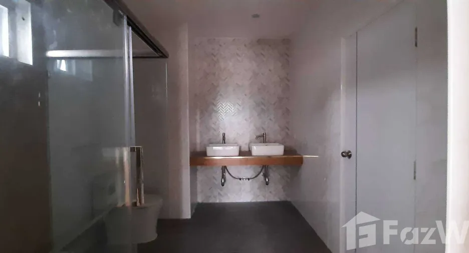 À vendre 4 chambres maison à Phatthana Nikhom, Lopburi
