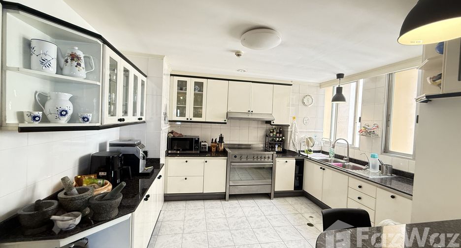 For sale 3 bedrooms condo in Watthana, Bangkok
