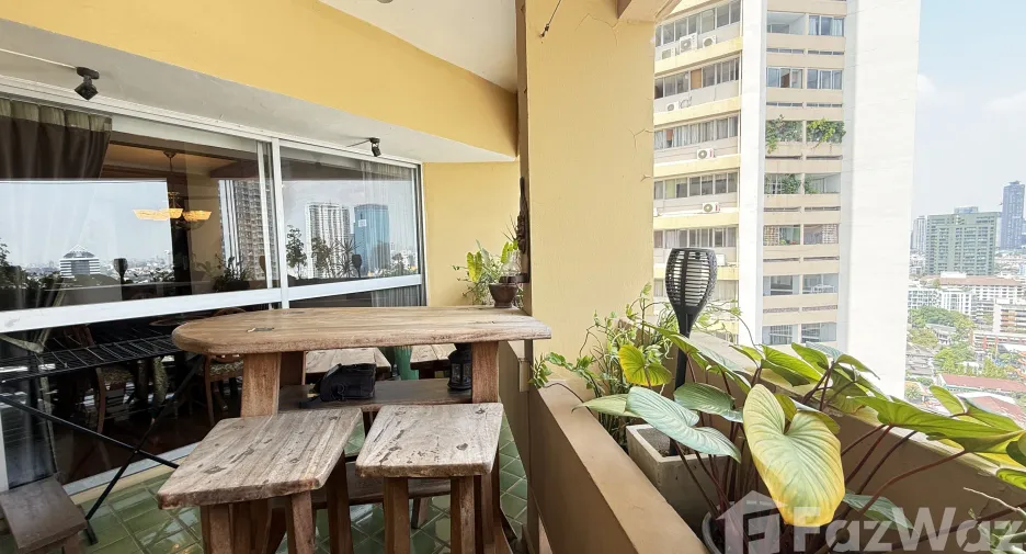 For sale 3 bedrooms condo in Watthana, Bangkok