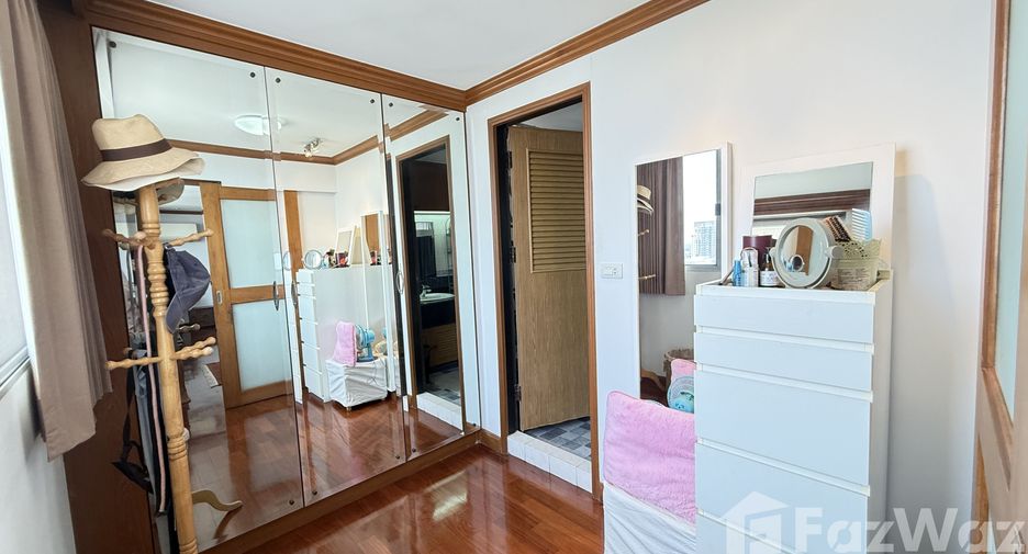 For sale 3 bedrooms condo in Watthana, Bangkok